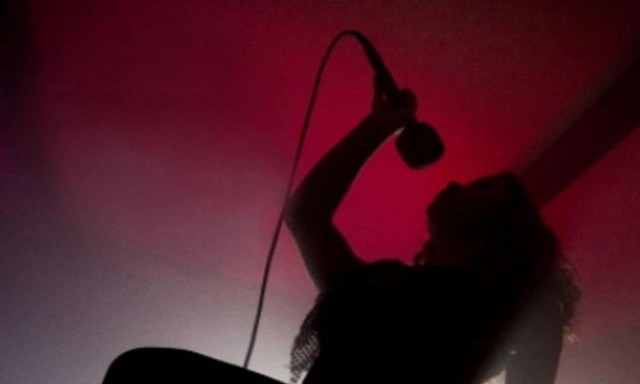 Κραυγή αγωνίας από πασίγνωστη τραγουδίστρια: «Απειλούν να με βιάσουν και να με σκοτώσουν»