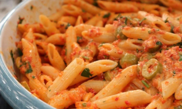 Η συνταγή της ημέρας: Πένες με σάλτσα από κατίκι Δομοκού και πιπεριές Φλωρίνης