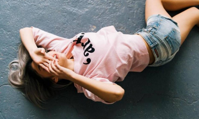 Η «μαγική» άσκηση της τεμπέλας: Άψογοι γλουτοί, μηροί και κοιλιακοί με μία μόνο κίνηση