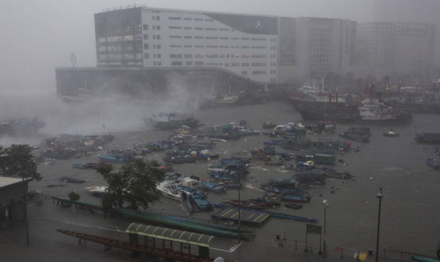 Τυφώνας Μανγκούτ: Χάος και στο Χονγκ Κόνγκ - 30 οι νεκροί στις Φιλιππίνες (pics&vids)