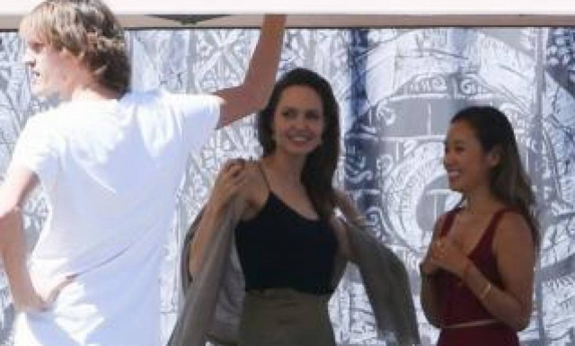 Η Angelina Jolie έκανε μια εμφάνιση έκπληξη σε φεστιβάλ στην Καλιφόρνια