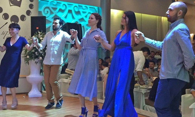 Καμαρώστε την κρητικοπούλα που έκλεψε τις εντυπώσεις σε ρεθυμνιώτικο γάμο (vid)