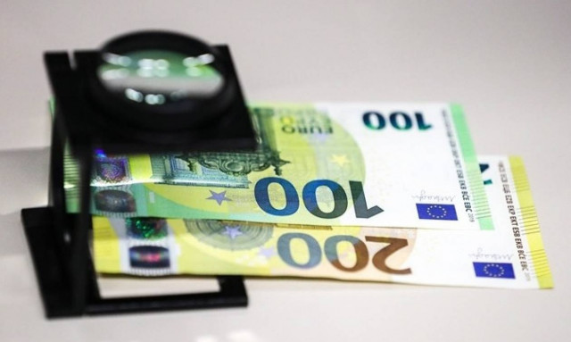 ΕΚΤ: Παρουσιάστηκαν στη Φραγκφούρτη τα νέα χαρτονομίσματα των 100 και 200 ευρώ (vid&pics)