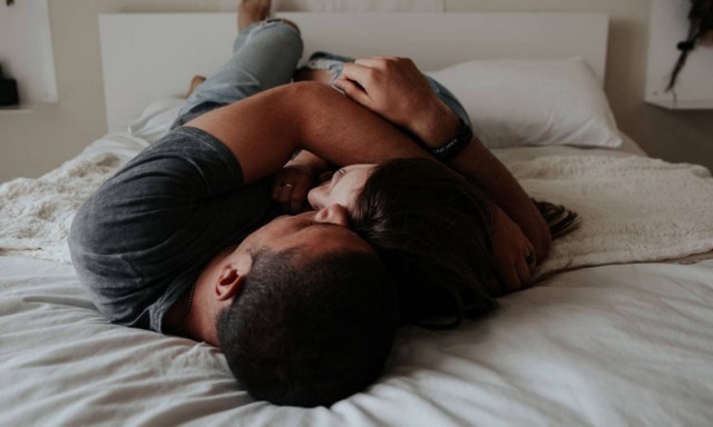 «Ο σύντροφός μου με πιέζει να κάνουμε σεξ»: Τι προτείνει η ειδικός να κάνεις