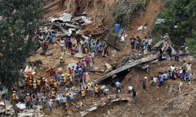 Φιλιππίνες: Δεκάδες νεκροί και αγνοούμενοι από τον υπερ-τυφώνα Μανγκούτ (pics+vids)