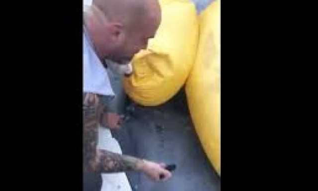 Άντρας άκουσε ένα περίεργο ήχο κάτω από την παγωμένη πισίνα του... Δείτε τι βρήκε (vid)