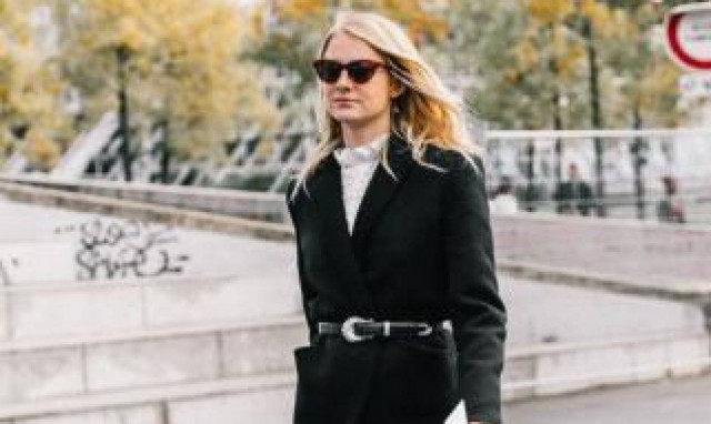 Black jeans: Stylish outfits για να φορέσεις το μαύρο τζιν παντελόνι