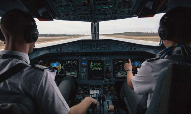 Απίστευτος πιλότος! Δείτε τι έκανε στους επιβάτες όταν καθυστέρησε η πτήση εξαιτίας του τυφώνα (vid)