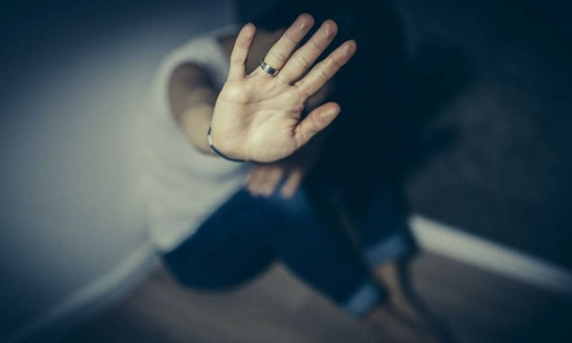 Θρίλερ με τη γυναίκα που βρέθηκε πεταμένη στην άκρη του δρόμου - To DNA «δείχνει» τους δράστες