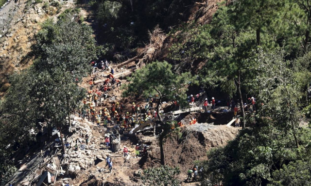 Φιλιππίνες: Μάχη με το χρόνο δίνουν τα σωστικά συνεργεία - Δεκάδες θαμμένοι κάτω από λάσπες (pics)