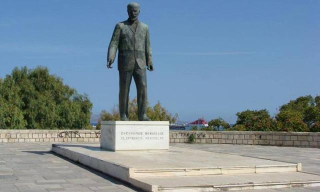 Θρίλερ στο Ηράκλειο: Νεαρός απειλούσε να αυτοκτονήσει στο κέντρο της πόλης