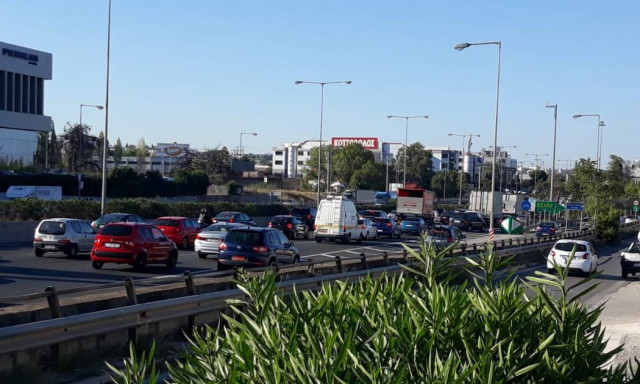 Χάος στον Κηφισό - Μεγάλο μποτιλιάρισμα λόγω τροχαίου (pics&vid)