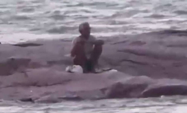 Ινδία: Δείτε την διάσωση άντρα που είχε «κολλήσει» σε πλημμυρισμένο ποτάμι (vid)