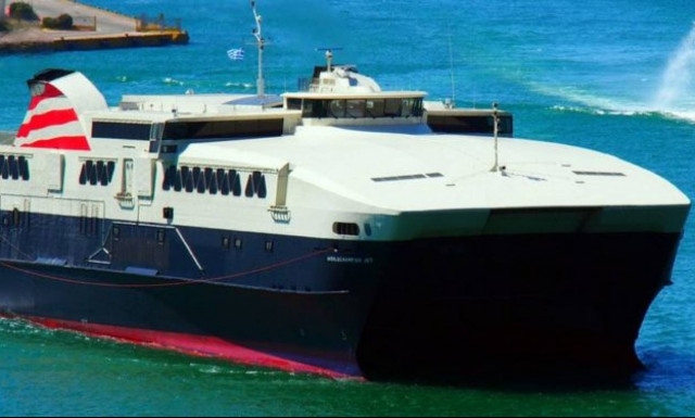 Το μεγαλύτερο ταχύπλοο του πλανήτη βάζει πλώρη για Κυκλάδες (pics&vid)