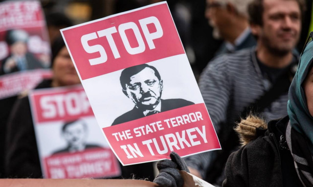 «Ερντογάν δεν είσαι ευπρόσδεκτός»: Ξεκίνησαν οι διαδηλώσεις πριν καν επισκεφτεί τη Γερμανία (Pics)