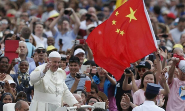 Η παράξενη είδηση της ημέρας: Η Καθολική Εκκλησία ορκίστηκε πίστη στο Κομμουνιστικό Κόμμα (Vids)