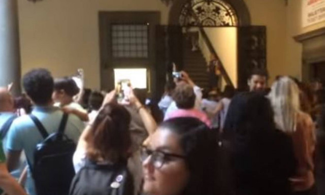 Επίθεση με το... πορτραίτο της δέχθηκε η καλλιτέχνις Μαρίνα Αμπράμοβιτς (vid)