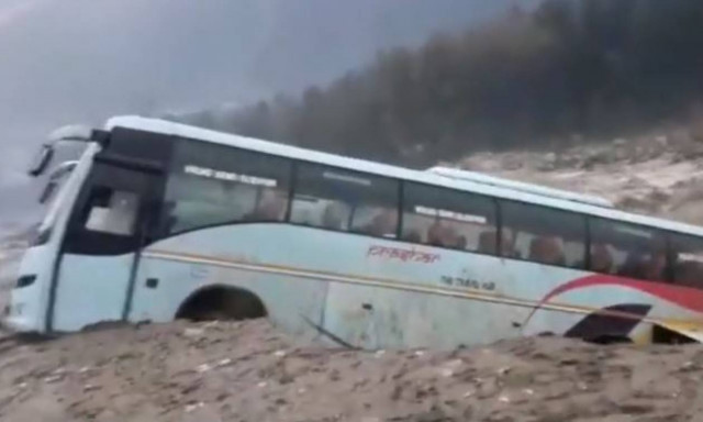 Τρόμος στην Ινδία: Λεωφορείο «βούλιαξε» στα ορμητικά νερά (vid)