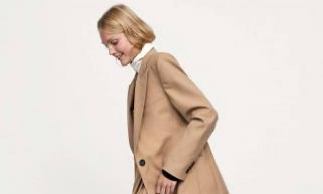 Βρήκαμε το camel blazer που θα σε βγάλει ασπροπρόσωπη το φθινόπωρο