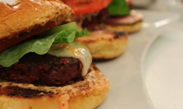 Η συνταγή της ημέρας: Burger λαχανικών και πίκλα καρότο