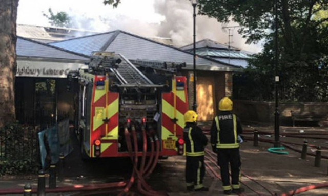 Συναγερμός στο Λονδίνο: Μεγάλη φωτιά σε κέντρο αναψυχής