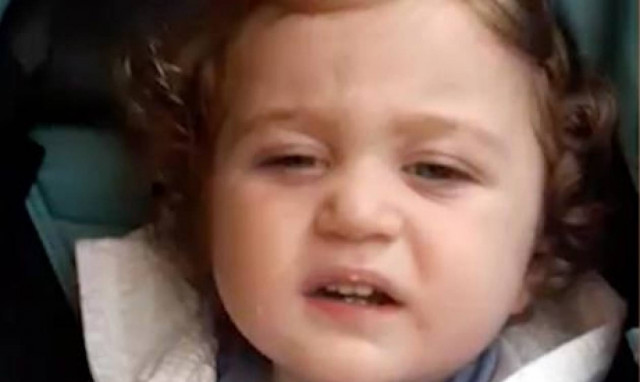 Αγοράκι κοιμάται αλλά δεν αποχωρίζεται και το αγαπημένο του σνακ