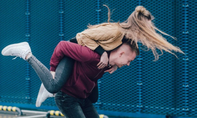Πώς πρέπει να ανακοινώσεις στους γονείς σου ότι θα βγεις ραντεβού για πρώτη φορά