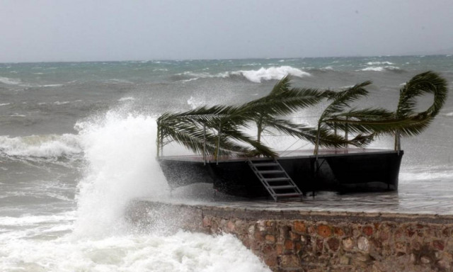 Καιρός: Προβλήματα και κλειστά σχολεία από τους θυελλώδεις άνεμους που «σαρώνουν» τη χώρα