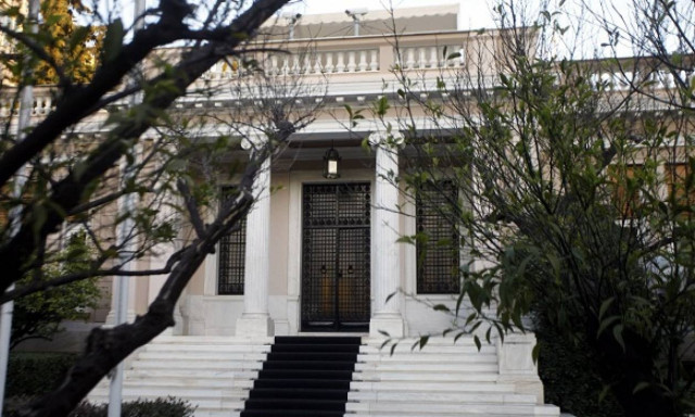 Μαξίμου: Ο Μητσοτάκης θέλει να συνδυάσει τις απολύσεις στο Δημόσιο με διορισμούς… αρίστων