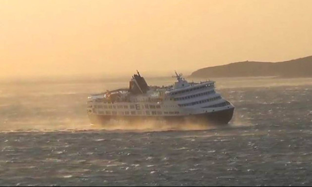«Μάχη» με βοριά 9 μποφόρ έδωσε το Superferry για να δέσει στο λιμάνι της Τήνου (vid)
