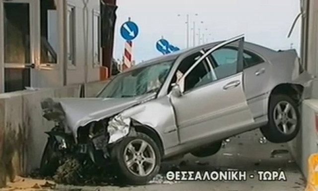 Τροχαίο στην Εγνατία Οδό: Αυτοκίνητο «καρφώθηκε» στα διόδια (vid)