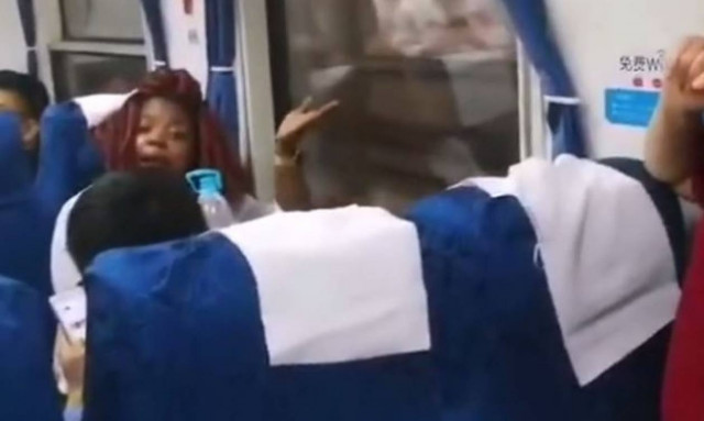 Για μια θέση στο τρένο ξεκίνησε καυγά και… μπουγέλωσε επιβάτη (vid)