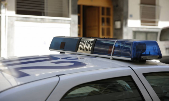 Θρίλερ στον Πειραιά: Ληστής εισέβαλε σε σπίτι και απείλησε με όπλο 17χρονη