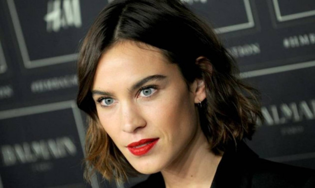 Η Alexa Chung προτείνει τα sos πανωφόρια, sport και chic