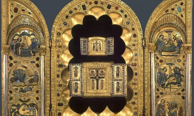 Σαν να είχε πιαστεί από το φουστάνι της Παναγίας