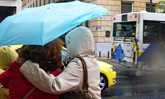 Στην Αττική η κακοκαιρία: Καταιγίδες και θυελλώδεις άνεμοι χτυπούν την Αθήνα