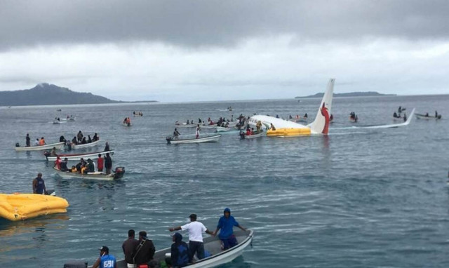 Τρόμος στον αέρα: Αεροσκάφος «έπεσε» στα ρηχά νερά της θάλασσας (Vids)