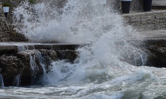 Ships tied at docks due to strong winds