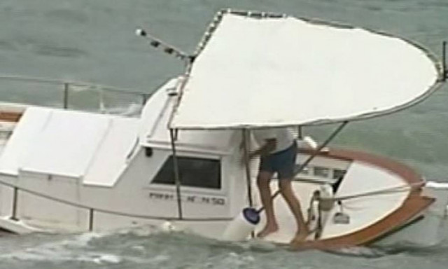 LIVE Μεσογειακός κυκλώνας: Βίντεο σοκ από τη Στούπα - Τεράστια κύματα παρασύρουν ψαρά