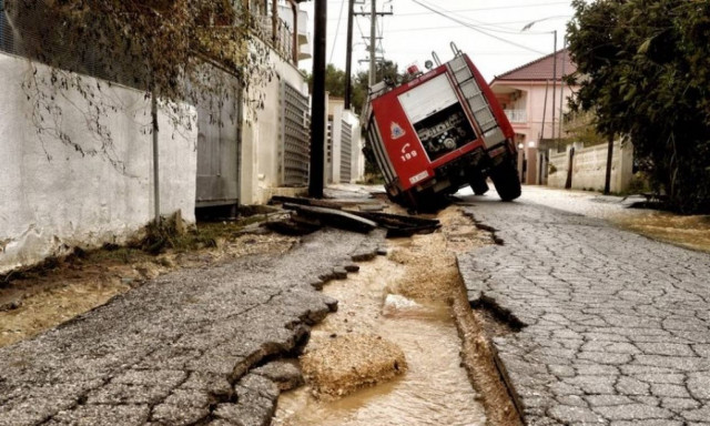 Κυκλώνας Ζορμπάς: Γκρεμίστηκαν γέφυρες, διαλύθηκαν δρόμοι και έμειναν χωρίς νερό σε Κιάτο - Βέλο