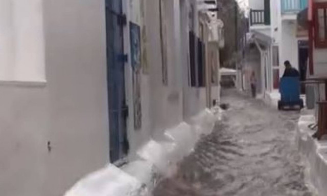 «Ζορμπάς»: Στο έλεος του κυκλώνα και η Μύκονος – Πλημμύρισαν οι δρόμοι και τα σοκάκια (vid)