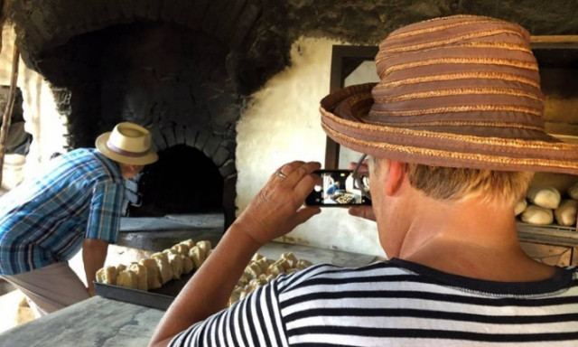 Χίος: Ένας διαφορετικός ξυλόφουρνος, πόλος έλξης για τους τουρίστες