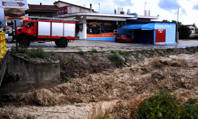 «Ζορμπάς»: Συγκλονίζουν οι αριθμοί - 160 άτομα απεγκλώβισε η Πυροσβεστική - Δέχθηκε 1.300 κλήσεις