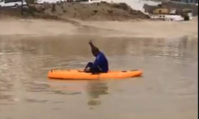 Στο έλεος του «Ζορμπά» και η Μύκονος - Με κανό «κυκλοφορούν» οι κάτοικοι στο νησί (vids)