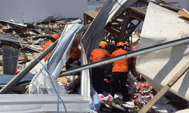 Ινδονησία: «Θαύμα» μέσα στα ερείπια - Ανέσυραν γυναίκα ζωντανή (vid)