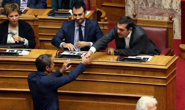 Βουλή: Η ανθρώπινη στιγμή ανάμεσα σε Τσίπρα - Μητσοτάκη