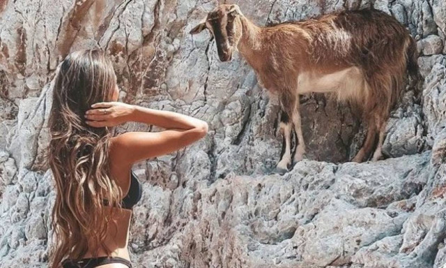 Κρήτη: Καυτό μοντέλο από την Βραζιλία πόζαρε δίπλα σε κατσίκα στα Σεϊτάν Λιμάνια