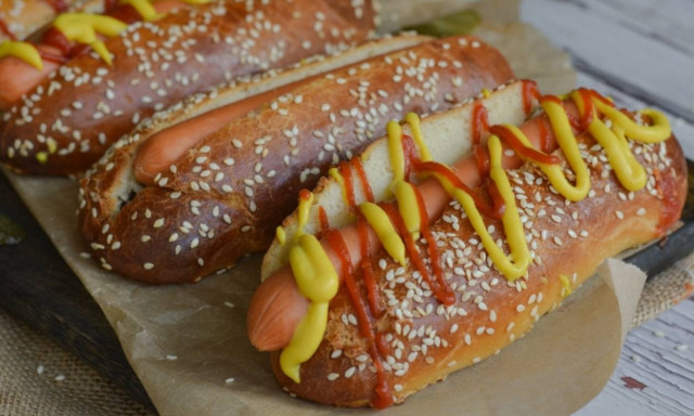 Η συνταγή της ημέρας: Hot Dog με σπιτικά ψωμάκια