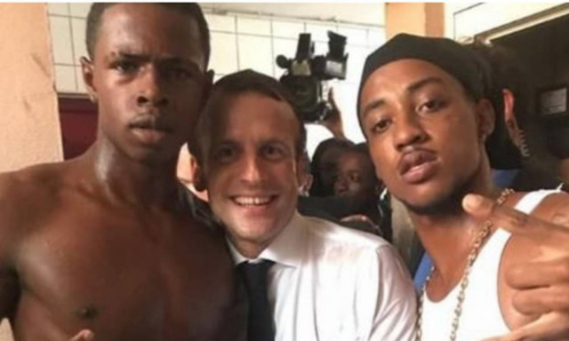 Σάλος από την «ασυγχώρητη» φωτογραφία του Μακρόν με το... μεσαίο δάχτυλο σηκωμένο! (pic)