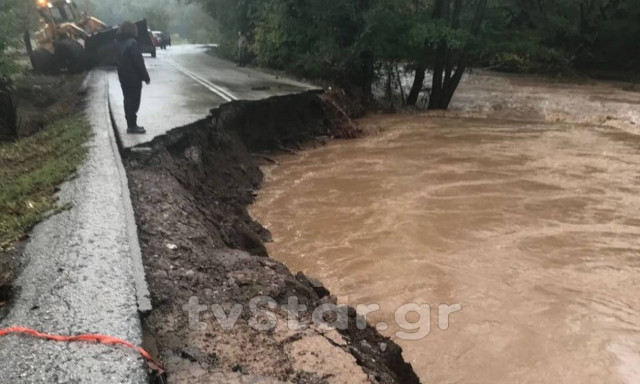 Εύβοια: Υποχώρησε η άσφαλτος στο Μαντούδι - Αποκλεισμένη η πόλη (pics)
